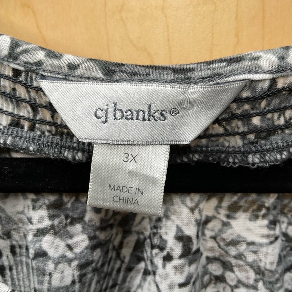🇺🇸 CJ Banks Monochrome (Black/Gray/White) Patterned Short Sleeved Blouse, SZ. 3X - Picture 4 of 6